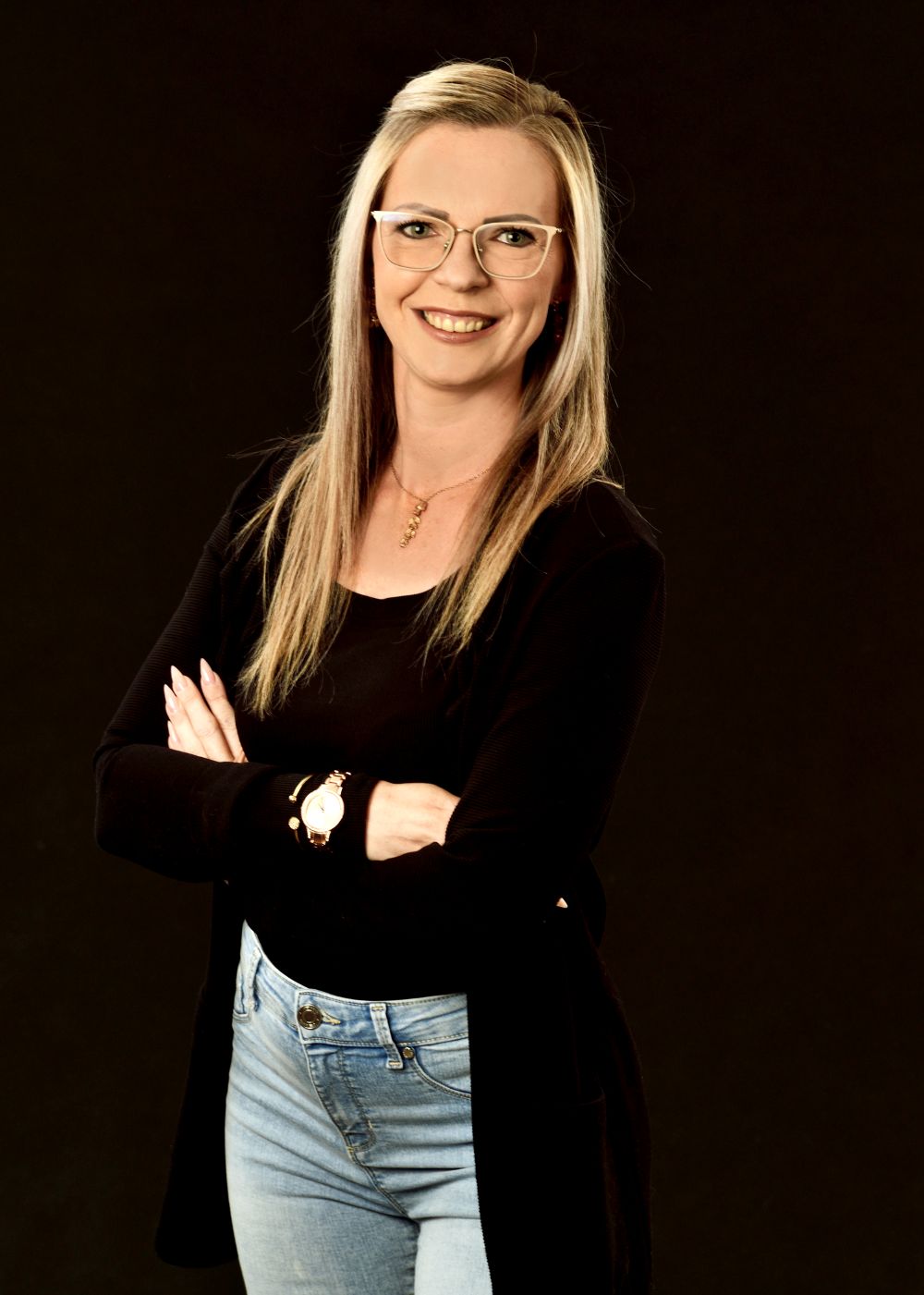 Portrait — Jana, Empfang & Auftragsabwicklung